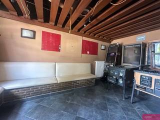 <p><span>Te renoveren handelshuis met zonnig terras</span></p><p><span>Bent u op zoek naar een eigendom met tal van mogelijkheden? Dan is dit ruime handelshuis met geïntegreerde woonst beslist een bezoek waard. Dankzij de combinatie van een handelsruimte en woning is dit pand ideaal voor zelfstandigen, horeca-uitbaters, investeerders of wie wonen en werken wil combineren.</span></p><p><span>Het gelijkvloers beschikt over een bruikbare oppervlakte van maar liefst 165 m² en deed jarenlang dienst als café. Vooraan bevindt zich de voormalige caféruimte, centraal zijn er sanitaire voorzieningen en een ruimte voor een keuken. Achteraan ligt een polyvalente zaal 52m² met een afzonderlijk sanitair. Een belangrijke troef is de aparte zij-ingang, waardoor de achterliggende zaal volledig onafhankelijk toegankelijk is.</span></p><p><span>Aansluitend bevindt zich een terras/tuin van ca. 74 m².</span></p><p><span>De woonst op de eerste verdieping omvat leefruimte, twee slaapkamers en een badkamer. Op de tweede verdieping bevindt zich een geïsoleerde zolder, die tal van mogelijkheden biedt voor een toekomstige inrichting.</span></p><p><span>Verder beschikt het pand over een kelder van ca. 17 m².</span></p><p><span> </span></p>
