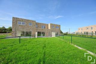 In de groene omgeving van Proven vinden wij deze nieuwbouwwoning in de Terenburgseweg.Deze woning is meteen beschikbaar en is ideaal voor huurders die wensen te wonen in een moderne en energiezuinige woning met tuin.Indeling:GLV: inkomhal - leefruimte met open keuken - technische bergruimte - apart toilet - inpandige garageV+1: nachthal - 3 slaapkamers - apart toilet - badkamerExtra's:* E-peil: 30* Volledig professioneel geschilderd* 12 zonnepanelen van 5400WP + hybride omvormer om gemakkelijk een thuisbatterij op aan te sluiten* Regenput aanwezig