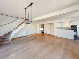 Ongemeubeld duplexappartement met twee slaapkamers in hartje Knokke-Heist.In het bruisende centrum van Knokke-Heist vindt u dit...