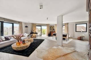 LUXE-APPARTEMENT van 260m2 + 17m2 terrassen! Op wandelafstand van het CENTRUM, STATION en SCHOLEN, WINKELS, en de KLINIEK. UNIEKE AFWERKING met...