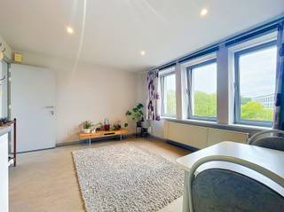 <p><span>Dit gezellig appartement van 30m² geniet van een uitstekende ligging nabij belangrijke invalswegen, Campus De Sterre, het station en diverse haltes van het openbaar vervoer. Gelegen op de derde en hoogste verdieping van het gebouw, biedt deze woonst rust, privacy en een aangenaam uitzicht.</span></p><p><span>De lichtrijke leefruimte van 17,66 m² biedt voldoende ruimte om een gezellige woon- en eethoek in te richten. Aansluitend bevindt zich de praktische keuken, uitgerust met een spoelbak, dampkap, elektrisch kookvuur en koelkast.</span></p><p><span>De badkamer beschikt over een douchecabine, lavabo en toilet. Daarnaast bevindt zich een afzonderlijke slaapkamer waarin comfortabel plaats is voor een eenpersoonsbed en een kledingkast. <br />Dankzij deze aparte slaapruimte geniet u van extra wooncomfort.</span></p><p><span>Als bijkomend voordeel is er in het gebouw ruimte voorzien om een fiets te stallen.</span></p><p><span>Ideaal voor één persoon die op zoek is naar een goed bereikbare, comfortabele woonst op een centrale locatie in Gent. </span></p><p><span> </span></p><p><span>(Elektriciteit, gas en water worden afzonderlijk afgerekend, geen aansluiting wasmachine)</span></p><p><span> </span></p>