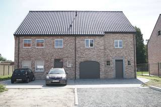 <p><span>DENTERGEM</span></p><p><span>Bouwgrond zonder bouwverplichting.</span></p><p><span>Lot 2. </span></p><p><span> </span></p><p><span>In de Gottemstraat bevindt zich dit perceel bouwgrond bestemd voor een halfopen bebouwing met een terrein oppervlakte van 405,89 m².</span></p><p><span>Het perceel heeft breedte van 12,22m en een diepte van 29,04m. De bouwlijn ligt 5 m achter de rooilijn en de zijdelingse stroken bedragen 4m. </span></p><p><span> </span></p><p><span>Wij werken jouw nieuwe woning sleutel-op-de-deur volledig voor u af.</span></p><p><span>U bent vrij de woning naar eigen smaak en budget in te richten, volgens ons gedetailleerd lastenboek.</span></p><p><span>Tijdens de materiaalkeuze dagen kan u kiezen uit een breed assortiment aan duurzame en kwalitatieve materialen.</span></p><p><span> </span></p><p><span>Wenst u meer inlichtingen en/of een bezoek aan onze kijkwoning contracteer Christelle via telefoon 0473 878 878 of e-mail: christelle@immosafe.be.</span></p>