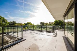 EMPLACEMENT<br /><br />Ce penthouse se trouve dans la nouvelle résidence Hugo Claus. Celle-ci est située au cœur d'un nouveau quartier résidentiel, un cadre de vie de qualité pour petits et grands.<br /><br />Vous y bénéficiez d’un emplacement extrêmement central, avec un accès rapide en voiture aux principaux axes routiers. La R4, mais aussi les écoles, les transports en commun et les grandes surfaces se trouvent à proximité.<br /><br />Cette résidence bénéficie d’un emplacement central, tout en offrant un cadre verdoyant, une architecture moderne et un confort de vie de qualité.<br /><br />PROJET ET FINITIONS<br /><br />La résidence Hugo Claus comprend 25 appartements neufs avec plusieurs places de parking souterraines.<br /><br />Cet appartement spacieux, doté d’une grande terrasse orientée sud, est équipé de tout le confort moderne. Il dispose notamment d’une pompe à chaleur et de panneaux solaires, ce qui lui confère un niveau E extrêmement économe en énergie.<br /><br />Cet appartement dispose d’un hall d’entrée spacieux, d’un très grand espace de vie baigné de lumière, d’une cuisine ouverte entièrement équipée, de 3 chambres, d’une salle de bains avec douche, d’un débarras et de toilettes séparées.<br /><br />L’achat d’une place de parking est obligatoire.<br /><br />Si vous recherchez un appartement neuf situé dans un emplacement central à Oostakker, à proximité de la R4, où vous bénéficierez d'un accès facile tout en étant entouré de verdure, contactez Fanny au 0472 01 51 51