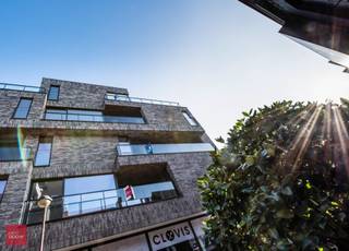 Energiezuinig en volledig opgeschilderd appartement (e-peil 19) bestaande uit een inkomhall, living, ingerichte open keuken, 2 slaapkamers,...