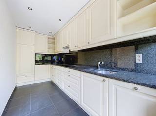 <p><span>Ruim appartement in Brasschaat met groot terras</span></p><p><span> </span></p><p><span>Dit appartement is gelegen op de eerste verdieping (zonder lift) aan de Bredabaan, in het centrum van Brasschaat, vlakbij openbaar vervoer, winkels en horeca. </span></p><p><span>De woonst kom je binnen in de ruime en lichtrijke woonkamer op parketvloer met gashaard. De keuken is volledig en praktisch ingericht met ijskast, kookvuur, dampkap, vaatwasser en spoelbak. </span></p><p><span>Achteraan vind je de ruime slaapkamer op parketvloer. De badkamer heeft een lavabo, toilet, douche en aansluiting voor de wasmachine. </span></p><p><span> </span></p><p><span>Als kers op de taart heb je achteraan een ruim zonneterras. Bovendien is het appartement nieuw geschilderd. </span></p><p><span>Op de benedenverdieping kan je je fiets stallen in de gemeenschappelijke fietsenberging. </span></p><p><span> </span></p><p><span> </span></p><p><span> </span></p><p><span> </span></p><p><span> </span></p>
