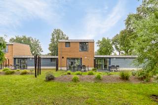 <strong>Gezellige vakantiewoning voor 6 personen op EuroParcs – ideaal voor ontspanning of investering</strong><br /><br />Op zoek naar een sfeervolle vakantiewoning op <strong>eigen grond</strong> waar rust en comfort samenkomen? Deze gezellige woning op het geliefde park EuroParcs biedt plaats aan 6 personen en is de perfecte uitvalsbasis voor een ontspannen verblijf.<br /><br />De lichtrijke woonkamer beschikt over een comfortabele zithoek met televisie, ideaal om samen tot rust te komen. Aansluitend vind je de volledig uitgeruste keuken met onder andere een vaatwasser, combimagnetron en filter koffiezetapparaat. De eethoek maakt het geheel compleet voor gezellige maaltijden.<br /><br />Op de bovenverdieping bevinden zich drie slaapkamers: een ruime kamer met tweepersoonsbed, een kamer met twee eenpersoonsbedden en een derde kamer met een stapelbed – perfect voor gezinnen of gasten. De badkamer is voorzien van een douche en dubbele wastafel. Daarnaast is er een apart toilet aanwezig.<br /><br />Inboedel is inbegrepen! <br /><br />Buiten geniet je van een eigen terras, ideaal om te ontspannen in de frisse lucht. Bij de woning is er parkeergelegenheid voor één auto.<br /><br />Deze vakantiewoning is niet alleen een heerlijke plek om zelf te verblijven, maar ook een interessante opportuniteit als opbrengsteigendom.<br /><br />Kortom: een ideale combinatie van comfort, rust en investeringspotentieel!