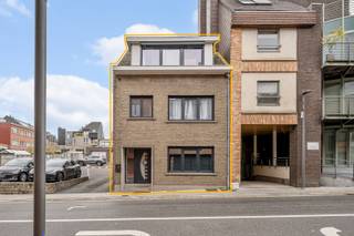 Immo Leolux biedt deze prachtig gelegen en instapklare woning in het centrum van Asse aan.De woning bestaat uit een inkomhal dat toegang geeft tot...