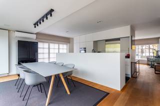 Uitzonderlijk ruim 3 slaapkamer duplex-appartement gelegen in het centrum van Hove, in een kleinschalig gebouw zonder lift. De ligging is...