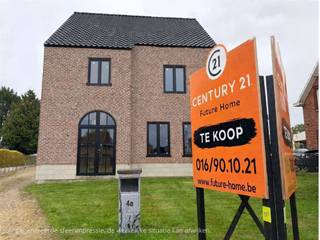 <p>Ben je op zoek naar een woning die je volledig naar eigen smaak kunt afwerken? Deze open bebouwing uit 2025 biedt 242,58 m² bewoonbare oppervlakte met een afgewerkt bijgebouw als woonst van 64,80 m².</p><p>Op het gelijkvloers kom je de inkomhal binnen met gastentoilet, aansluitend heb je een lichtrijke leefruimte met keuken. verder is er een ruime wasplaats/berging.</p><p>De eerste verdieping telt 2 slaapkamers en een ruime badkamer. Op de zolderverdieping heb je ruimte om op te delen in 2 slaapkamers of een ruime master bedroom. Dankzij deze praktische indeling vormt de woning een interessante basis voor wie de bestaande ruimtes wil moderniseren en aanpassen aan de eigen woonwensen.</p><p>Ook buiten ligt een belangrijke troef, hier heb je een ruim bijgebouw dat volledig is afgewerkt als woning. Dit kan ideaal zijn als kangoeroewoning, praktijkruimte, poolhouse ... of zelfs garage met berging.</p><p>De woning is ruwbouw, de pannen liggen klaar om op het dak te plaatsen, verder af te werken van de binnen zoals vloer, verwarming, ventilatie, ramen, ....</p><p>Kortom ideaal voor iemand die iets unieks zoekt om naar zijn eigen smaak af te werken met terwijl zelf te wonen of naar toekomst toe een kangoeroewoning.</p><p>Wil je de woning en het perceel zelf bekijken? Contacteer ons via 016 90 10 21 of info@future-home.be.</p><p>Woongebied, Vergunning, Geen verkavelingsvergunning, Geen dagvaarding, Geen voorkooprecht</p>