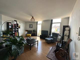 Deze uitstekend gelegen VERGUNDE opbrengsteigendom omvat uit een zeer ruim duplex appartement (146 m2), een dakappartement (74m2) en 2...