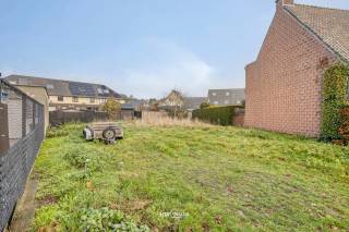 Ontdek deze uitstekend gelegen bouwgrond van 523 m² voor halfopen bebouwing, rustig gelegen in een aangename straat in De Klinge, op wandelafstand...