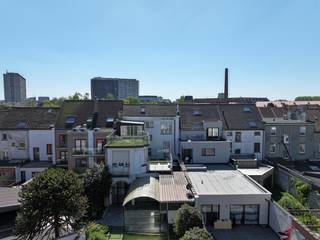 Bezoek op afspraak, bel 09 279 11 22 of info@centeroffice.be<br /><br />Het appartement is meer dan vijftig jaar eigendom van dezelfde eigenaar en werd steeds perfect onderhouden. De residentie is volledig opgesplitst en vergund (zie bijlage):<br />Het appartement op de tweede verdieping heeft een grootte van +- 106 m2 (EPC: 317) met aansluitend een terras.  1 slaapkamer. Doordat het gebouw slechts uit 3 appartementen bestaat is er geen syndicus aanwezig in het gebouw.<br /><br />Het gebouw is voorzien van 12 cm PUR-platen in de platte daken en 18 cm minerale wol (MW) in de hellende daken. De ramen zijn uitgerust met dubbel glas, en de achtergevel is geïsoleerd. De appartement wordt verwarmd met individuele condenserende gasketel.<br /> 