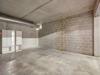 <p>Ben je op zoek naar een veilige parkeerplek voor je wagen of wens je een slimme investering te doen in een buurt met hoge parkeerdruk? Dan is deze ondergrondse staanplaats in de Goede Herderstraat te Molenbeek exact wat je zoekt!</p>
<p>De staanplaats heeft een comfortabele afmeting van <b>2,3m op 6m</b> en is gesitueerd in een ondergronds, afgesloten complex. Dankzij de ruime afmetingen en de vlotte toegang is in- en uitparkeren hier een absoluut gemak.</p>
<p><b>De 4 grootste troeven op een rij:</b></p>
<ul>
<li>
<p>📍 <b>Toplocatie</b>: Gelegen in de Goede Herderstraat te Molenbeek, een gegeerde buurt waar parkeerplekken op straat uiterst schaars zijn.</p>
</li>
<li>
<p>🛡️ <b>Veilig</b>: Jouw voertuig staat altijd droog, beschut en optimaal beveiligd in een afgesloten complex.</p>
</li>
<li>
<p>📈 <b>Goede investering</b>: Ideaal voor eigen gebruik of om slim te verhuren met een mooi en stabiel rendement.</p>
</li>
<li>
<p>🔑 <b>Toegankelijkheid</b>: Zeer gemakkelijk in en uit te rijden dankzij de brede en vlot bereikbare inrit.</p>
</li>
</ul>
<p>Laat deze kans niet liggen en contacteer Nils via dilbeek@weinvest.be!</p>