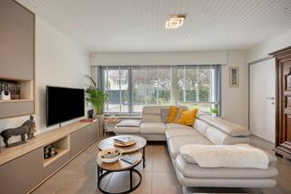 Layout:- entrance hall with cloakroom- guest toilet- bright living space that exudes atmosphere thanks to the cozy pellet hair cassette. -...