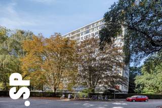 <h2>Lichtrijk appartement + P op de 13e verdieping met prachtig uitzicht</h2>
<p>Op de 13e verdieping van Residentie Taormina in Berchem bevindt zich dit recent vernieuwde appartement van 89 m². <br />Wat hier meteen opvalt, is het licht en het uitzicht. Dankzij de hoge ligging en de brede ramen geniet je vanuit de leefruimte van een prachtig, weids uitzicht. De combinatie van het vele natuurlijke licht en de brede leefruimte zorgt ervoor dat het appartement groter en opener aanvoelt dan de oppervlakte doet vermoeden.</p>
<p>Het appartement werd recent vernieuwd en is dan ook helemaal klaar om er je eigen plek van te maken. Er werd o.a. een nieuwe keuken en badkamer geïnstalleerd en het appartement werd voorzien van veel inbouwkasten, waardoor de beschikbare ruimte praktisch en efficiënt wordt benut. Tevens werd er een warmtepomp geïnstalleerd.</p>
<p>De leefruimte vormt het hart van het appartement. Hier komen het licht, de ruimte en het uitzicht mooi samen. Het is een plek waar je overdag geniet van de natuurlijke lichtinval en waar je 's avonds kan ontspannen met het uitzicht over de omgeving.</p>
<p>Verder beschikt het appartement over twee slaapkamers, een badkamer en de nodige praktische opbergruimte.</p>
<p>Het appartement wordt aangeboden met een parking, deze is verplicht aan te kopen voor <strong>€16.000.</strong><br /><br />Een appartement voor wie vooral valt voor <strong>licht, uitzicht en een instapklare woning</strong>, en graag op een hogere verdieping woont met de stad en omgeving letterlijk aan zijn voeten.<br /><br />EPC: 124 kWh/<span>m².<br /><br />Meer info?<br />Contacteer het kantoor van IMMO SP in Antwerpen via info@immosp.be of 03 226 20 40.<br /></span></p>