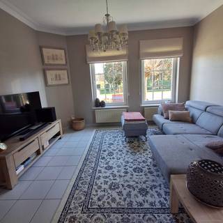 Lichtrijke en instapklare halfopen bebouwing op een toplocatie.Bent u op zoek naar een perfect onderhouden woning waar rust, licht en comfort...