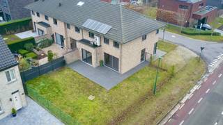 Deze ruime, moderne energiezuinige woning is gelegen aan de rand van Eeklo, in een rustige straat. De zonnepanelen en een warmtepomp dragen bij...