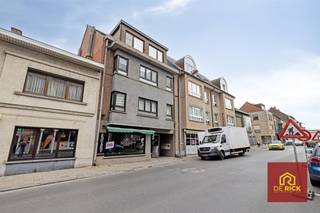 This move-in ready duplex apartment in the center of Aalst is ideally located near schools, stores, supermarkets and public transportation.The apartment is divided into an entrance hall, a spacious living room with lots of natural light, dining area and fully equipped open kitchen,