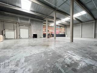 Fantastisch gelegen bedrijfsgebouw te huur met uitstekende <strong>visbiliteit </strong>vanaf de <strong>E40</strong>, bestaande uit 806 m² magazijnruimte gecombineerd met 344 m² high-end afgewerkte kantoren, goed voor 12 tot 20 werkplekken. Dit hoogwaardig gebouw bevindt zich op slechts 2,5 km naar de E40 exit Aalst en biedt vlotte verbindingen naar Gent, Brussel en omliggende regio’s.<br /><br />Het magazijn is uitgerust met een <strong>laadkade</strong>, een sectionale poort en lichtstraten met rookluik. De loods heeft daarnaast een <strong>vrije hoogte van 8 meter</strong> en een betonstructuur. De lichtrijke en moderne kantoren zijn <strong>high-end</strong> ingericht en voorzien van aparte burelen, vergaderfaciliteiten, een uitgeruste keuken en een sociale ruimte. Bovendien beschikt het gebouw over <strong>zonnepanelen</strong>, vloerverwarming en koeling. Tevens zijn er <strong>voldoende parkeerplaatsen </strong>voorzien met laadpalen en ruime manoeuvreerruimte.<br /><br />Heeft u interesse of wenst u graag meer details over dit aanbod? Neem contact op met Gill PANORAMA B2B voor meer info, plannen of een vrijblijvend plaatsbezoek via 09 219 90 30.
