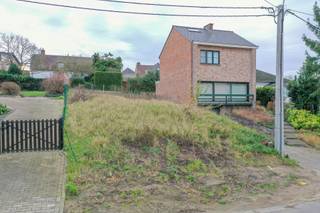 Op wandelafstand van het openbaar vervoer en toch rustig gelegen, op de grens van Dilbeek en Itterbeek.Deze bouwgrond van 4a60ca is bestemd voor...