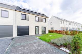 Ontdek het idyllische Ruiselede – de perfecte plek om te wonen!<br /><br />Droom je van een woning waar rust en natuur samenkomen? Zoek dan niet verder dan Ruiselede! Deze prachtige gemeente is gelegen in het schilderachtige hart van West-Vlaanderen en biedt een unieke levensstijl voor iedereen die op zoek is naar de perfecte plek om te wonen.<br /><br />Naast de natuurlijke schoonheid biedt Ruiselede ook een bruisend dorpsleven. Het centrum van de stad heeft een breed scala aan winkels, openbaar vervoer en andere voorzieningen en vrijetijdsbestedingen, er valt altijd wel iets te beleven voor jong en oud.<br />Bovendien is Ruiselede ook zeer gunstig gelegen. Met goede verbindingen naar nabijgelegen steden zoals Brugge, Kortrijk en Gent, alsook naar de kust, kunt u genieten van het beste van beide werelden – de rust en schoonheid van het platteland en de bruisende stedelijke ervaring binnen handbereik.<br /><br />Volgende woonindeling : op het gelijkvloers hebben we de inkomhal met gastentoilet, eet- en leefruimte met open ingerichte keuken. Op de eerste verdieping zijn er 3 slaapkamers, apart toilet, badkamer met douche, ligbad en lavabomeubel. Extra bergruimte is er op de zolderverdieping.<br /><br />De vermelde prijs is excl. kosten.<br /><br />Meer info en/of een plaatsbezoek, neem gerust contact op 0470 50 50 50 of info@futurimmo.be !