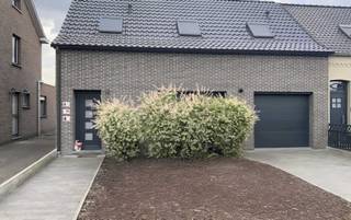 Instapklare halfopen woning met 2 badkamers, bureau en zonnige tuin op toplocatie in MolDeze lichtrijke, energiezuinige woning vlak bij het centrum...