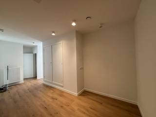 Ontdek dit modern en energiezuinig appartement in Hasselt, ideaal gelegen op de Botermarkt in het bruisende stadscentrum. Dit stijlvolle vastgoed combineert hedendaags comfort met een topligging, perfect voor wie centraal wil wonen met alle voorzieningen binnen handbereik.<br /><br />Indeling <br /><br />Verdieping +1:<br /><br />- Inkomhal<br />- Lichtrijke en ruime leefruimte met veel lichtinval<br />- Open keuken<br />- 1 grote slaapkamer met ensuite badkamer<br />- 1 kleinere slaapkamer, ideaal als bureau, dressing of logeerkamer<br /><br /><br />Dit appartement biedt een unieke woonervaring in het hart van Hasselt. Dankzij de centrale ligging geniet u van een uitstekende bereikbaarheid en bevindt u zich op wandelafstand van winkels, gezellige horecazaken, scholen en openbaar vervoer. Het levendige karakter van de stad, gecombineerd met het comfort van een modern appartement, maakt dit een ideale thuisbasis.<br /><br />Bent u op zoek naar een appartement in Hasselt waar comfort, energiezuinigheid en locatie samenkomen? Dan is dit pand zeker een bezoek waard. De lichtrijke ruimtes, praktische indeling en moderne afwerking zorgen voor een aangename en kwalitatieve woonomgeving.<br /><br />De snelste manier om een bezoek te brengen aan dit appartement? Vraag je bezoek aan via de rode knop op onze website (www.dewaele.com).<br /><br />Telefonisch kunnen er geen afspraken gemaakt worden. Bij andere vragen kun je ons telefonisch contacteren via 011 30 50 50.<br /><br />Tot binnenkort!<br />