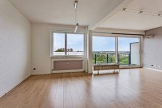 Dit ruime en functionele appartement is gelegen op de achtste verdieping van een gebouw met lift. Dankzij de hoge ligging geniet u hier van...