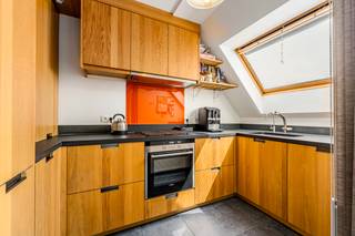 <p><strong>Te koop: stijlvol appartement met 2 slaapkamers op korte afstand van groene omgeving de duinen en voorzieningen.</strong><br /><br /><br />Slechts een steenworp van de duinen is dit duplex appartement afgewerkt met hoogwaardige materialen en biedt het een vrij zicht vanaf twee ruime terrassen. De ligging in de Kapelstraat combineert het gemak van dicht bij het centrum te zijn met de rust van een groene omgeving. Dankzij de slimme indeling geniet u van een comfortabele woonervaring met twee badkamers en twee slaapkamers.<br /><br /><br /><strong>Indeling:</strong><br />2de verdieping: woonkamer met veel lichtinval en directe toegang tot beide terrassen, moderne keuken met kwalitatieve afwerking, slaapkamer met aanhorige badkamer, 2 bergingen<br /><br />3de verdieping: ruime slaapkamer met aanhorige badkamer.<br /><br /> </p>

<p><strong>Troeven:</strong><br />• Afgewerkt met hoogwaardige materialen<br />• Vrij zicht vanaf twee terrassen<br />• Duplex indeling voor extra ruimtegevoel<br />300m van de Bredene duinen<br /><br /><br /><strong>Neem vandaag nog contact op met je ERA-makelaar voor een bezoek<br /><br />JOUW DROOMAPPARTEMENT. ZO GEVONDEN!</strong></p>