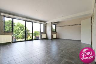 COZY APARTMENT IN AN EXCELLENT LOCATION featuring 2 bedrooms, underground parking, and a separate storage cellar included.<br /><br />EXCELLENT LOCATION right in the middle of everything you need<br />+ supermarket on the ground floor<br />+ schools just steps away<br />+ Beukenberg Park right across the street<br />+ city center within easy reach<br />+ great connection to the E40<br /><br />ELEVATOR AVAILABLE, with access to both the underground parking and cellar.<br /><br />LAYOUT<br />+ entrance hall with separate toilet<br />+ living room with open kitchen<br />+ fully equipped kitchen<br />+ night hall with separate laundry and storage room<br />+ 2 bedrooms<br />+ bathroom<br />+ underground parking<br />+ cellar storage<br /><br />For more information or a visit, contact our office at 012 744 844 or email info@goed-gevonden.be