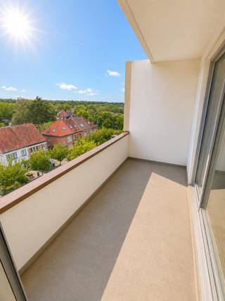 Lichtrijk 2-slaapkmer appartement! Dit charmant appartement met 2 slaapkamers is gelegen in de Timmerdonckstraat in Edegem, een toplocatie met veel parken, winkels, apothekers en scholen in de buurt. Met een gunstige epc-score B is dit een energiezuinige keuze. Het appartement verwelkomt u in de inkomhal (veiligheidsdeur) met berging en gastentoilet. Dan komen we in de ruime woonkamer voorzien van een grote raampartij die zorgt voor veel natuurlijk licht en toegang biedt tot een heerlijk ruim balkon. Het uitzicht is fantastisch! De moderne keuken, voorzien van kastenwand, inductieplaat van AEG, oven van SMEG, ijskast met vriesvak. In het gebouw heeft u eveneens een ruime privé kelder. Tevens is er de mogelijkheid om een grote parkeerplaats bij aan te kopen aan 22.000 €. Gemeenschappelijk kosten : 275 € incl lift, water, verwarming, onderhoud tuin, syndicus, garage+poort (behalve privé verbruik elek). Elektrische keuring conform.