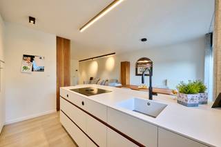 VOLLEDIG VERNIEUWD ZEER RUIM EN HOOGWAARDIG AFGEWERKT APPARTEMENT MET 2 RUIME SLAAPKAMERS!Dit stijlvol afgewerkt appartement met oog voor detail en...