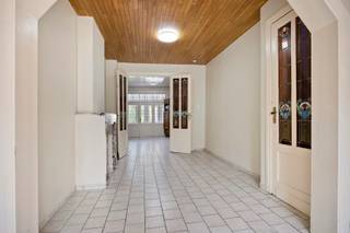 Op slechts 200 meter van het centrum bevindt zich deze aangename stadswoning met heel wat troeven. De woning combineert een centrale ligging met een praktische indeling, een gezellige stadstuin en een garage.
Bij het binnenkomen valt meteen de vele natuurlijke lichtinval op. De woning beschikt op het gelijkvloers over een hal, een leefruimte en een ruime keuken waarbij de karakteristieke deuren onmiddellijk in het oog springen. Op de eerste verdieping bevinden zich de badkamer en een slaapkamer en nog eens 2 slaapkamers op de 2de verdieping. Hierdoor is ze ideaal voor gezinnen, starters of wie graag wat extra ruimte heeft.
Een belangrijke troef is de zolderverdieping, die bereikbaar is via een vaste trap met de mogelijkheid tot bijvoorbeeld een extra slaapkamer, hobbyruimte of bureau. De woning is bovendien volledig onderkelderd (garage, wasplaats en berging). Ook technisch een belangrijk pluspunt: de elektrische installatie is conform.
Achteraan geniet u van een gezellig stadstuintje, ideaal om te ontspannen of gezellig buiten te zitten. Vooraan de woning is er een parkeerplaats, wat zorgt voor extra parkeergemak.
Dankzij de ligging op wandelafstand van het centrum bevinden winkels, horeca, scholen, openbaar vervoer en andere dagelijkse voorzieningen zich vlakbij.
Kortom een woning met een uitstekende ligging, praktische troeven en nog uitbreidingsmogelijkheden. Interesse? Contacteer ons via kurt@immoaccenta.be voor de kijkdag zaterdag 19 september tussen 9u-12u.