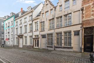 Welkom in de Dertiende-eeuwse Keizerstraat, gelegen pal in het historische centrum van Antwerpen, op een boogscheut van het HendrikConscienceplein...