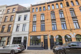 Appartement au rez-de-chaussée à vendre dans un emplacement privilégié à Anvers ! L'appartement est situé sur l'Eilandje, dans le centre d'Anvers. La connexion est facile grâce à la proximité des transports en commun et des principaux axes routiers. Rénové en 2014, l'appartement dispose également d'une terrasse spacieuse, idéale pour profiter du soleil ou prendre l'air !<br /><br />Disposition :<br />- Espace de vie<br />- Cuisine ouverte<br />- Salle de bain<br />- Chambre 1<br />- Chambre 2<br />- Terrasse très spacieuse de 20 m²<br /><br />L'atout absolu de cet appartement est sa spacieuse terrasse de pas moins de 20 m². Une rareté dans la ville ! Il y a suffisamment d'espace pour un grand salon, une table à manger et vos plantes. C'est l'endroit idéal pour déguster une tasse de café le matin ou un apéro/barbecue entre amis le soir.<br /><br />Cet appartement à vendre est proposé au prix de 349 000 euros.<br /><br /><br />Vous êtes intéressé par un appartement ou une maison à vendre à Anvers ? N'hésitez pas à nous contacter. <br />Si vous souhaitez proposer votre propre propriété à la vente, veuillez nous contacter pour une estimation gratuite, par téléphone au 03/206.76.76 ou par e-mail à antwerpen@dewaele.com. <br /><br />Vous pouvez également toujours contacter notre bureau d'Anvers pour toute autre question concernant l'immobilier ! <br />