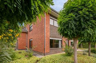 <p><strong>Rustig wonen, vlakbij het centrum van Nijlen? In de Retsestraat vind je een ruime open bebouwing die vooral één ding biedt: mogelijkheden. Hier krijg je de ruimte om van een bestaande woning helemaal jouw eigen plek te maken. Met vier slaapkamers, een grote tuin, een ruime moestuin en een grote, nog niet afgewerkte zolder is er alvast geen gebrek aan ruimte om mee aan de slag te gaan.</strong> </p><p></p><p><strong>De woning is te renoveren, maar de basis is er. Tel daar de westelijke oriëntatie en de drie staanplaatsen vooraan bij op en je krijgt vooral een huis met veel potentieel. Eentje waar je niet zomaar intrekt, maar waar je wel je eigen verhaal van kan maken. Kom binnen…</strong> </p><p></p><p><strong>Binnenkomen met mogelijkheden</strong></p><p></p><p>De open bebouwing geeft je meteen een gevoel van ademruimte. Geen puzzelwerk met elke vierkante meter, maar een ruime woning met verschillende ruimtes die je helemaal naar je hand kan zetten. </p><p></p><p><strong>Koken met zicht op groen</strong> </p><p></p><p>De keuken is functioneel en heeft voldoende plaats voor een eettafel. Dankzij de dakramen valt er bovendien heel wat licht binnen. En misschien nog fijner: tijdens het koken kijk je uit op de tuin. De perfecte plek om te beginnen dromen over hoe je deze ruimte wil aanpakken. </p><p></p><p><strong>Vier kamers, alle ruimte voor later</strong> </p><p></p><p>Met vier slaapkamers zit je hier goed als gezin, maar ook wie graag een bureau, hobbyruimte of logeerkamer achter de hand heeft, krijgt alle mogelijkheden. De kamers vormen een mooie basis om helemaal in te richten volgens je eigen noden. </p><p></p><p><strong>Een zolder vol plannen</strong> </p><p></p><p>Boven wacht nog een grote, niet afgewerkte zolder. Vandaag een blanco canvas, morgen misschien een extra leefruimte, een hobbyplek of iets helemaal anders. Wat je ook kiest, het is duidelijk: hier ligt veel potentieel te wachten. </p><p></p><p><strong>Buiten begint het grote genieten</strong> </p><p></p><p>Achteraan ligt een grote tuin met westelijke oriëntatie - en vooral veel privacy: inkijk heb je hier niet. De tuin is ruim genoeg om volop buiten te leven en beschikt bovendien over een grote moestuin. Een plek waar je letterlijk ruimte krijgt om te groeien. </p><p></p><p><strong>Rustig, maar niet afgelegen</strong> </p><p></p><p>De Retsestraat is een rustige plek vlakbij het centrum van Nijlen. Je woont hier dus heerlijk uit de drukte, terwijl het centrum toch dichtbij blijft. Een combinatie die het dagelijkse leven net dat tikkeltje aangenamer maakt. </p><p></p><p><strong>Een huis om helemaal eigen te maken</strong> </p><p></p><p>Dit is geen woning die pretendeert al helemaal af te zijn. En net daarin zit de charme. Je krijgt hier ruimte, rust en een stevige basis om mee aan de slag te gaan. Een open bebouwing met vier slaapkamers, een grote tuin, een moestuin en een zolder vol mogelijkheden. </p><p></p><p>Verliefd? lier@ugly.be </p>