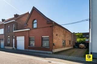 <p><span>Cette belle propriété à Boom offre une combinaison idéale d'espace, de fonctionnalité et de confort moderne. Avec une surface habitable de 236 m² et un terrain de 386 m², cette propriété offre suffisamment d'espace pour toute la famille.</span></p><p><span> </span></p><p><span>La maison comprend quatre chambres spacieuses, parfaites pour une famille qui s'agrandit, un bureau ou une chambre d'amis. La propriété est située sur un terrain bien entretenu avec un beau jardin et un dégagement adapté, idéal pour la détente et les loisirs.</span></p><p><span> </span></p><p><span>L'intérieur comprend une cuisine contemporaine avec un îlot central, des finitions de qualité et des appareils modernes. L'espace de vie ouvert combine le salon et la cuisine, créant une atmosphère agréable et beaucoup de lumière naturelle. Les sols sont recouverts d'un élégant carrelage foncé, facile à nettoyer et d'aspect contemporain.</span></p><p><span> </span></p><p><span>La salle de bains est moderne et comprend une salle de douche bien-être intégrée, dotée d'une cloison en verre et d'équipements pratiques. La buanderie et le séchoir offrent un confort supplémentaire pour l'entretien quotidien.</span></p><p><span> </span></p><p><span>La propriété dispose d'un garage, très utile pour la protection des véhicules et l'espace de stockage supplémentaire. Le bâtiment de la halle sur la propriété offre un espace de stockage supplémentaire ou un espace pour les activités de loisirs.</span></p><p><span> </span></p><p><span>L'emplacement à Boom est stratégiquement avantageux avec un bon accès aux routes et aux commodités. Cette maison combine confort et potentiel et est idéale pour les acheteurs à la recherche d'une maison spacieuse avec des commodités modernes et un agencement pratique.</span></p>