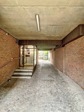 Rustig gelegen parking nabij het centrum van Leuven. De parking is afgesloten door middel van een beveiligde slagboom.De buiten-autostaanplaats is...