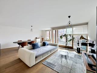 Ruim en lichtrijk 2-slaapkamerappartement met terras en garagebox in hartje BruggeOp een absolute toplocatie in het historische centrum van Brugge bevindt zich dit ruim en lichtrijk appartement met twee volwaardige slaapkamers, een zonnig terras en een afgesloten garagebox. Dankzij de centrale ligging woont u op wandelafstand van de Markt, het Belfort, diverse winkelstraten, scholen, openbaar vervoer en tal van gezellige horecazaken.Het appartement is gelegen op de derde verdieping en geniet van een aangename lichtinval. De ruime leefruimte met parketvloer sluit naadloos aan op de open keuken, die uitgerust is met een keramische kookplaat, combi-oven, koelkast met diepvriesvak en vaatwasser. Vanuit de leefruimte heeft u toegang tot het terras, waar u in alle rust kunt genieten van een moment buiten.Verder beschikt het appartement over twee ruime slaapkamers, beide afgewerkt met een mooie parketvloer, een praktische berging met aansluiting voor een wasmachine, een badkamer met ligbad, douche, dubbele lavabo en spiegelkast, evenals een afzonderlijk gastentoilet.Een grote troef is de afgesloten garagebox, inbegrepen in de huurprijs.- Indeling; InkomhalRuime leefruimte met open keukenBerging met wasmachineaansluitingBadkamer met ligbad, douche en dubbele lavabo2 ruime slaapkamersApart toiletTerrasAfgesloten garagebox- AlgemeenHuurprijs: € 1.150,00/maand (garagebox inbegrepen)Provisie gemeenschappelijke kosten: € 100,00/maandBeschikbaar vanaf 01/08/2026De snelste manier om een bezoek te brengen aan deze woning? Vraag je bezoek aan via de roze knop op onze website (www.dewaele.com) en je wordt gecontacteerd door onze verhuurexpert.