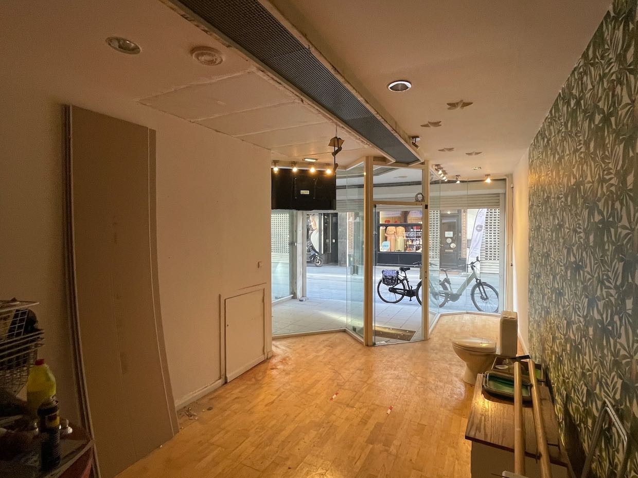 Handelsruimte met ruim, bovenliggend duplex-appartement op toplocatie in Blankenberge - foto 3
