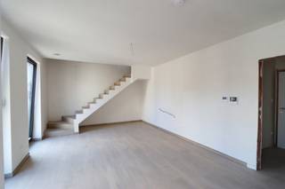 Ben je op zoek naar een instapklaar en energiezuinig duplexappartement met een ruime slaapkamer, verdeeld over de eerste en tweede verdieping, centraal gelegen en toch rustig gesitueerd? Dan is appartement B1.3 in Residentie Prinsenhof precies wat je zoekt! Dankzij de uitstekende ligging, de hoogwaardige afwerking en de vele troeven op vlak van comfort en energie biedt dit appartement alles wat je nodig hebt.<br /><br />Het appartement is gelegen in Residentie Prinsenhof, centraal aan het Kolonel Aertsplein, op wandelafstand van winkels, terrasjes en supermarkten. Dankzij het uitgebreide fietsnetwerk en het openbaar vervoer in de buurt is ook Maastricht op amper 10 minuten bereikbaar. Parkeren kan in de ondergrondse parkeergarage, bereikbaar via lift, met daarnaast een beveiligde fietsenstalling.<br /><br />INDELING<br />Eerste verdieping:<br />- Inkomhal<br />- Ruime woonkamer/keuken<br />- Apart toilet<br />- Berging<br />- Balkon<br /><br />Tweede verdieping:<br />- 1 slaapkamer<br />- Nachthal<br />- Badkamer<br /><br />Kelder:<br />- Verplichte aankoop van een autostandplaats en kelderberging in de ondergrondse parkeergarage<br /><br />TROEVEN<br />+ Zeer stille en energiezuinige warmtepomp met ingebouwde boiler<br />+ Zonnepanelen op de platte daken<br />+ Ventilatiesysteem D met warmterecuperatie<br />+ Gunstige regeling onroerende voorheffing dankzij de hoge energiezuinigheid<br />+ ACTIE: € 5.000 korting op een autostandplaats!<br /><br />PRIJSOVERZICHT<br />Prijsberekening 6% btw (onder voorwaarden)<br />Totaal netto: € 267.500,00<br />+ 6% btw: € 16.050,00<br />Totaal incl. btw: € 283.550,00<br />Kelderberging: € 4.000,00 netto + 6% btw = € 4.240,00<br />Autostandplaats: € 29.531,00 netto + 6% btw = € 31.302,86<br />TOTAAL: € 319.092,86*<br /><br />Prijsberekening 21% btw<br />Totaal netto: € 267.500,00<br />+ 21% btw: € 56.175,00<br />Totaal incl. btw: € 323.675,00<br />Kelderberging: € 4.000,00 netto + 21% btw = € 4.840,00<br />Autostandplaats: € 29.531,00 netto + 21% btw = € 35.732,51<br />TOTAAL: € 364.247,51*<br /><br />*De algemene totaalprijzen zijn exclusief notariskosten, erelonen, kosten nutsvoorzieningen en kosten basisakte.<br /><br />Wil je dit appartement graag bezichtigen of wens je meer informatie? Contacteer ons en we helpen je dichtblij verder!