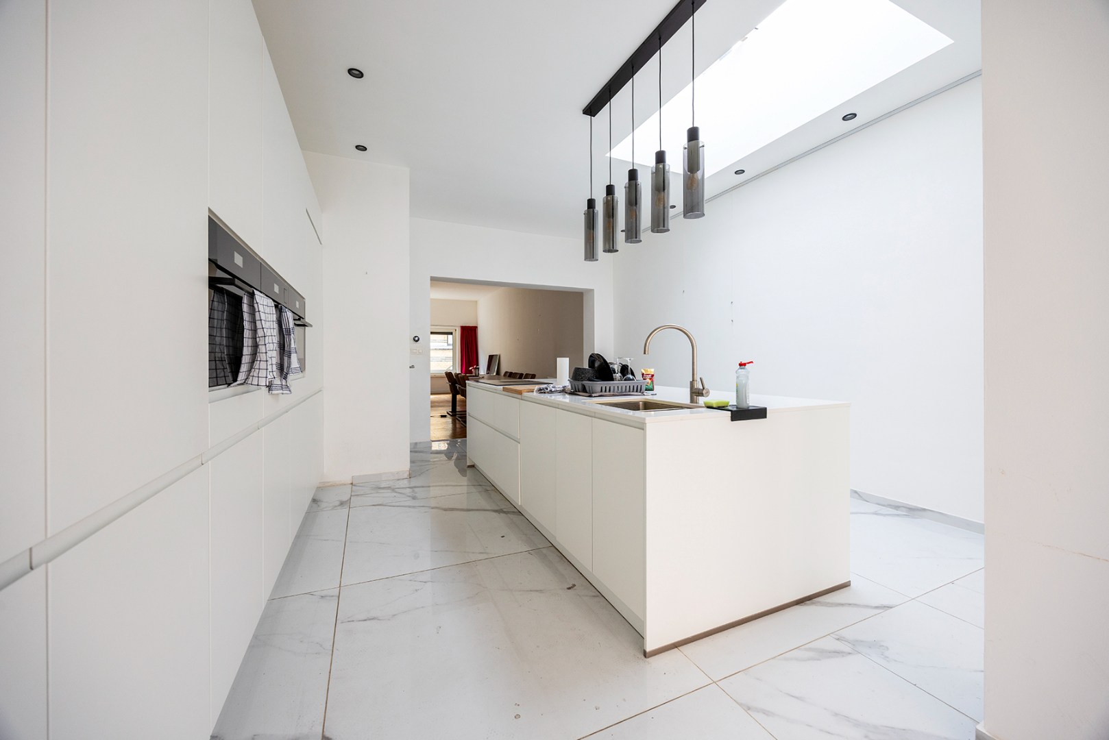 Zeer ruime gerenoveerde woning met 3 slaapkamers en 2 buitenruimtes - foto 4