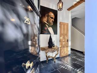 Unieke HERENWONING met grote GARAGE, STADSTERRAS, 2 slaapkamers en 2 badkamers in hartje Brugge
Centraal gelegen, nabij de Spinolarei, het Jan Van Eyckplein, de Burg en de Markt, bevindt zich deze karaktervolle herenwoning. De woning werd recent gerenoveerd met oog voor kwaliteit en detail, waarbij authentieke elementen en hedendaags comfort harmonieus samengaan. Warme houten balken, parketvloeren en stijlvolle materiaalkeuzes zorgen voor een bijzonder sfeervol geheel.
Op het gelijkvloers bevindt zich een royale inkomhal met gastentoilet, een slaapkamer/bureauruimte met aansluitende douchekamer, een ruime garage met maatkasten, een praktische, volledig ingerichte wasplaats met kasten en een kelder.
De eerste verdieping vormt het hart van de woning. De lichtrijke leefruimte is voorzien van een mooie parketvloer en een authentieke open houthaard. De volledig ingerichte open keuken sluit hier naadloos op aan en is uitgerust met een natuurstenen werkblad en kwalitatieve inbouwtoestellen. Vanuit de keuken is er rechtstreeks toegang tot het aangename stadsterras.
De tweede verdieping omvat een ruime masterbedroom met maatkasten en een luxueuze badkamer met een dubbel lavabomeubel, ligbad, douche en toilet.
Met een EPC van 116 kWh/m² (E-peil 66), conforme elektrische installatie combineert deze woning karakter met hedendaags wooncomfort.
Een stijlvolle stadswoning met een uitzonderlijke combinatie van authenticiteit, comfort, buitenruimte en garage, midden in het historische hart van Brugge.