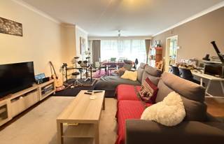 Dit ruime appartement op de 2de verdieping, in een residentieel gebouw met lift, is centraal gelegen nabij winkels, openbaar vervoer en...