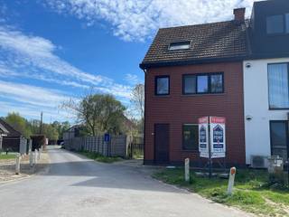 Gelegen tussen de dorpskernen van Oelegem en Ranst, tevens goede uitvalsbasis naar Antwerpen.PERCEELGrote en volledig afgesloten tuin.Garage en...