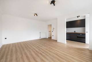 Zopas gerenoveerd 1 slaapkamer appartement nabij het centrum. Ideale investering! Voor de snelle beslisser! Neem snel contact op met Jens van Capston Real Estate voor meer info of een bezoek. jens@capston.be. Op wandelafstand van: bakkers, slagers, grootwarenhuizen, horeca, openbaar vervoer, scholen... Veel lichtinval. Privatief terras met berging ( oriëntatie: Zuidwesten ) Indeling: Inkomhal, leefruimte, vernieuwde keuken voorzien van combi-oven en aansluiting voor een vaatwas ), slaapkamer, vernieuwde badkamer. Ook geschikt als opbrengsteigendom! Momenteel verhuurd. P-score: B / G-score: B. Wg, Vg, Gvv, Gvkr Gmo. jens@capston.be