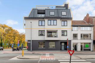 Voor meer info en foto’s, surf naar www.swevers.be –Op de tweede verdieping van een kleinschalig gebouw in hartje Leopoldsburg vinden we dit...