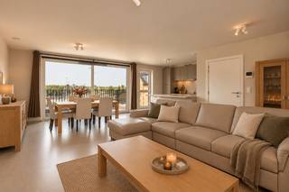 In de recente Residentie Kemzeke bevindt zich dit instapklare appartement op de 2de verdieping, met een bewoonbare oppervlakte van 102 m² en een zonnig terras (ZW-oriëntatie).<br /><br />Indeling:<br /><br />De lichtrijke leefruimte sluit mooi aan op de open keuken, uitgerust met kwalitatieve Smeg-toestellen en een praktische ontbijtbar. Via het schuifraam bereikt u het terras. Verder beschikt het appartement over twee ruime slaapkamers, een grote badkamer met lavabomeubel, kolomkast, inloopdouche en toilet, een apart gastentoilet, een nachthal met ingemaakte kast en een praktische berging met wasaansluiting.<br /><br />Comfort & technieken:<br /><br />- EPC A+ (E-peil 14)<br />- vloerverwarming met HR gasketel<br />- ventilatiesysteem D met warmterecuperatie<br />- akoestisch glas aan de straatzijde<br />- professioneel geschilderd en voorzien van LED-verlichting<br /><br />Extra troeven<br />- Verhuurd aan €1050/maand, wat zorgt voor een interessant rendement<br />- privatieve zonnepanelen op de garage<br />- ruime, gemetste garage met automatische sectionaalpoort (aan te kopen aan €32.000)<br />- lift aanwezig in het gebouw<br /><br />Ligging:<br />Uitstekend gelegen tussen Sint-Niklaas en Hulst, met vlotte verbinding naar E17 en N49 en alle voorzieningen in de nabijheid.<br /><br />Op zoek naar een woning, appartement of bouwgrond in het Waasland of de Denderstreek?<br />De Boer & Partners Waas & Dender begeleidt u graag bij de aankoop of verkoop van vastgoed in deze ruime regio.<br />Wenst u dit pand te bezoeken? Contacteer ons via waasendender@deboerenpartners.be of 03 377 55 00.
