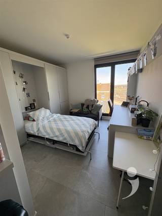 <p><span>Moderne studentenkamer met eigen sanitair voor het  academiejaar 2026-2027.</span></p><p><span> </span></p><p><span>De kamer is gelegen op de tweede verdieping in studentenresidentie De Mes. Deze ligt op een boogscheut van het centrum van Leuven, op wandelafstand van het station en nabij de verschillende campussen. </span></p><p><span>Deze luxueuze kamer is voorzien van alle comfort en is volledig bemeubeld:  het beschikt over een éénpersoonsbed, een uitstekend afgewerkte badkamer met douche, toilet, wastafel en koelkast.</span></p><p><span>Er zijn 2 gemeenschappelijke keukens, die ingericht zijn met hoogwaardige materialen, per verdiep. Deze omvatten een vitro-keramische kookplaat, een combi-oven microgolfoven, vaatwasser en een vriezer. </span></p><p><span>Daarnaast is er ook nog een gemeenschappelijke studieruimte. De gemeenschappelijke tuin biedt dan weer ruimte voor ontspanning en sport.</span></p><p><span>De overdekte afgesloten fietsenstalling is makkelijk bereikbaar.</span></p><p><span>De prijs bedraagt €610/maand exclusief forfait nutsvoorzieningen.</span></p><p><span> </span></p><p><span>"Let op, dit is een studentenwoning die alleen geschikt is voor studenten die ingeschreven zijn voor een opleiding aan de hoge school of universiteit. Deze is NIET beschikbaar voor andere doelgroepen." </span></p><p><span> </span></p><p><span>Interesse? Contacteer ons dan via 016/15.31.08 of via <span>student@immolivit.be</span></span><span> </span></p><p><span><br /><br /></span></p><p><span> </span></p><p><span> </span></p><p><span> </span></p>