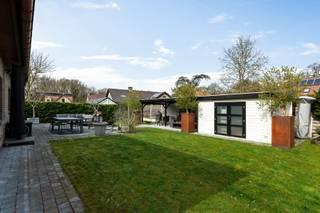 IN OPTIE !! Deze uitstekend en rustig gelegen woning bevindt zich in een residentiële en groene omgeving en biedt een verrassend ruime indeling...